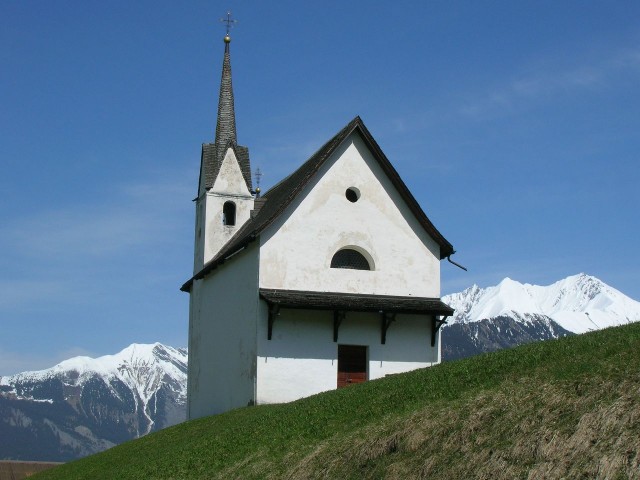 Blick auf die Kapelle auf dem kleinen Hügel