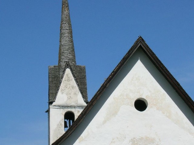 Blick auf die Fassade mit Turm