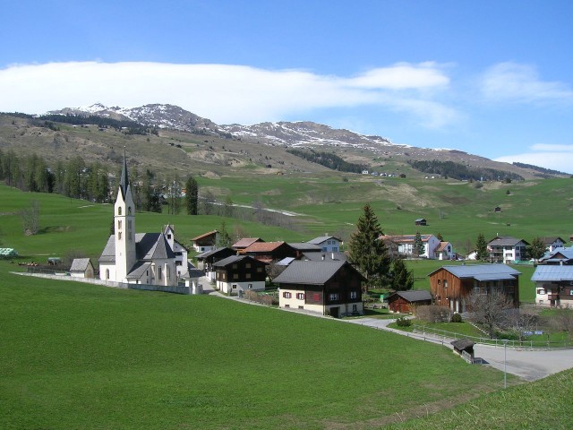 Blick vom Kapellen Hügel auf das Dorf Degen